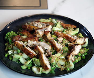 Stegt kylling og grønt 
