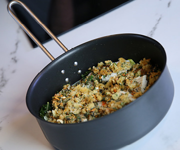 Ovenbagt pighvar, kål og blåmuslinger 