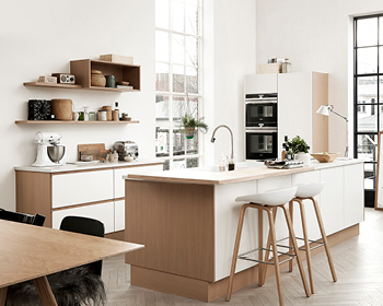 Hvid med natur egekant og integreret greb